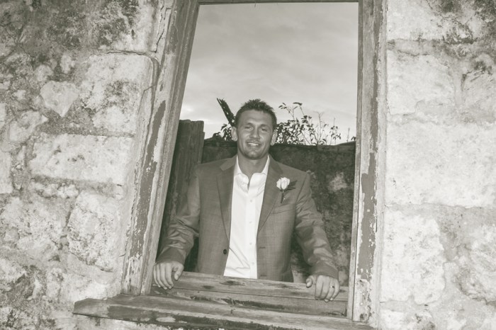 Expertise in capturing best moments – The skills of the wedding photographers lie in capturing all the emotions of love and romance running among the bride and the groom