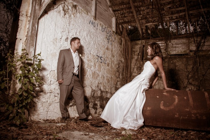 Coordinate with wedding decorators and beauticians – The proficient wedding photographers of Jamaica have clear ideas about the amount and the specific type of lighting, used for taking photos of each event.